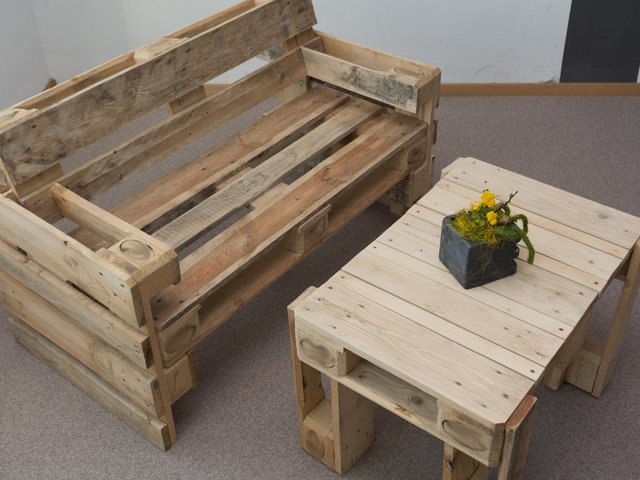 Krásný nábytek z palet znovu na scéně